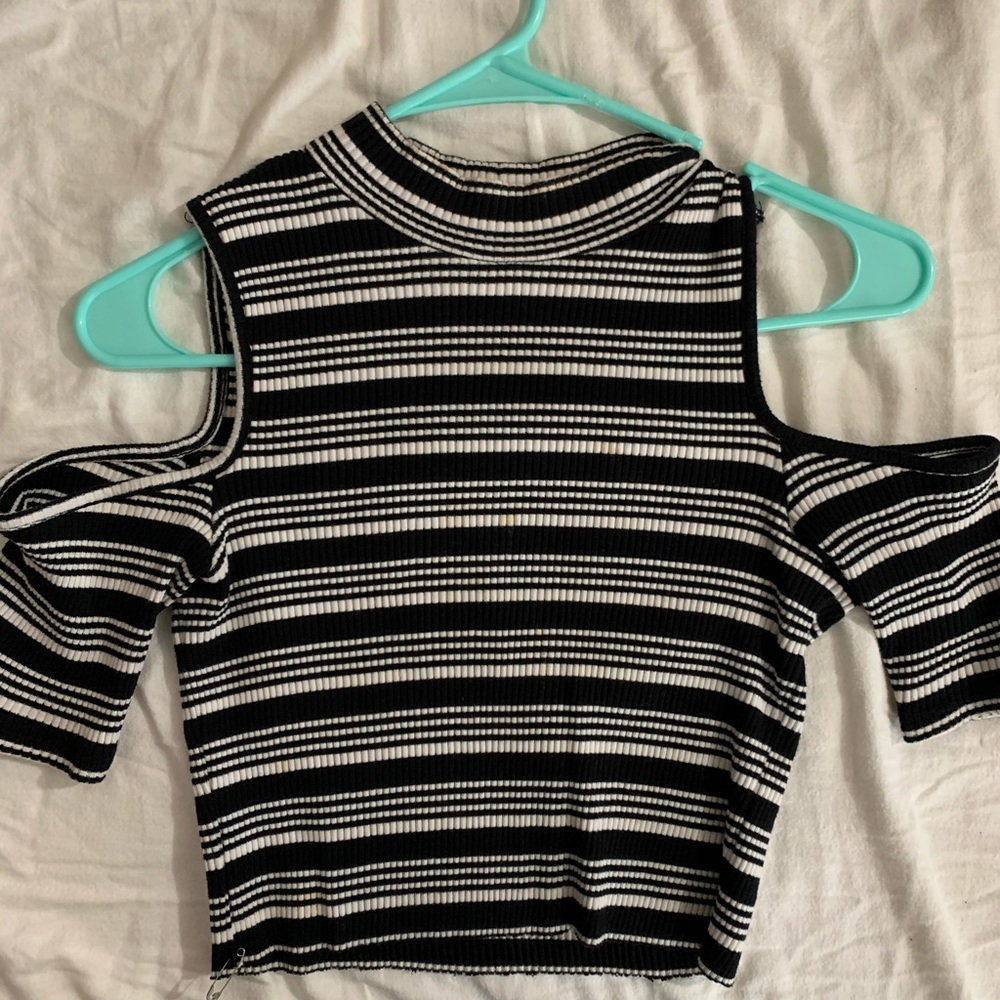 Cut Out Shoulder Crop Top